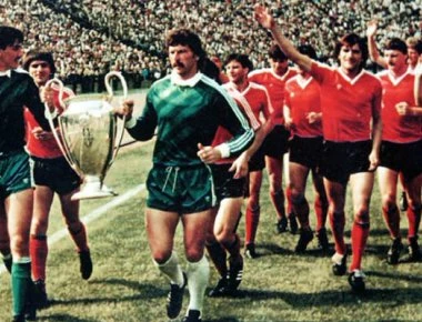 Xέλμουτ Ντουκαντάμ: Ο γκολκίπερ που έπιασε τέσσερα πέναλτι και οι γιατροί θα του έκοβαν το χέρι (φωτό, βίντεο)